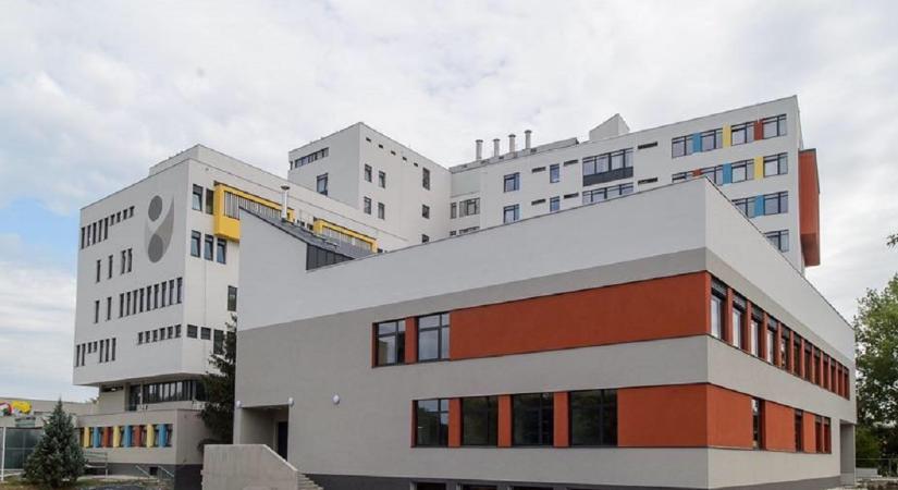 Leírta az édesanya, hogy bántak a köhögéstől fuldokló kislányával a Hatvani kórházban