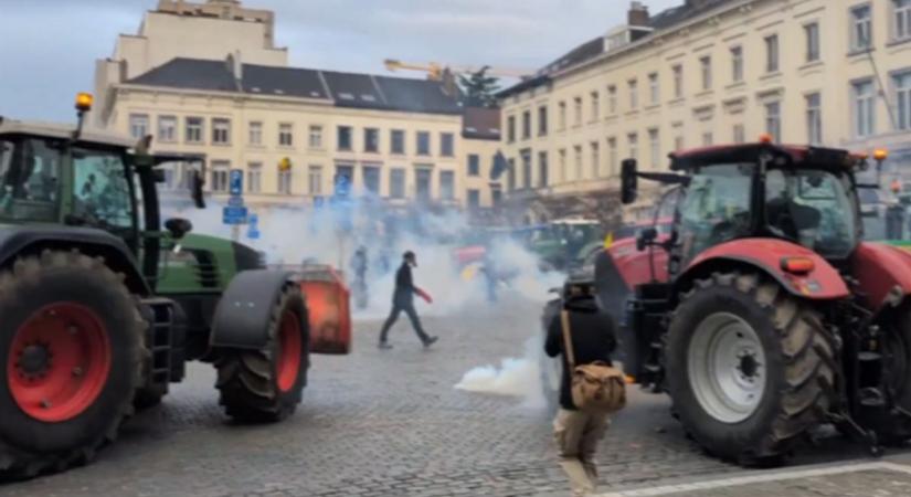 Videókon a brüsszeli pokol: egymásnak estek a farmerek és a rendőrök
