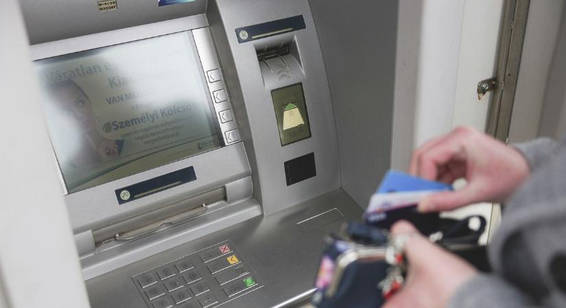 Februártól 300 ezret is levehetünk egyben a bankautomatákból – te ki tudod majd használni?