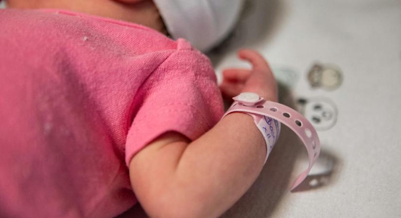 Elárulta a kormány, hány kórházban ragadt csecsemő kerülhet családba karácsonyig