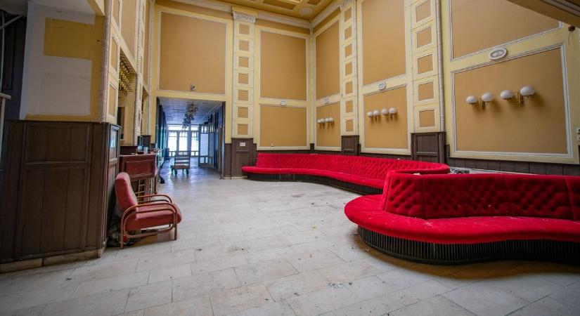 Hátborzongató fotókon a Savaria Szálló jelenlegi állapota - így néz ki belülről az elhagyatott épület