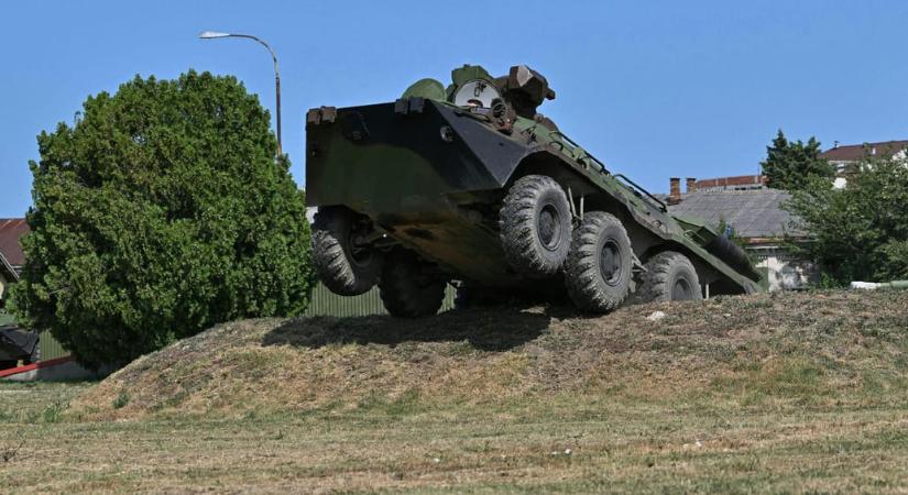 Hadházy Ákos: A kormány hazudott, kilónként nagyjából 1 eurós áron adott el páncélozott harcjárműveket Szerbiának