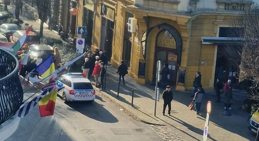 Riadalom a belvárosban: a zebrán gázoltak el egy gyalogost