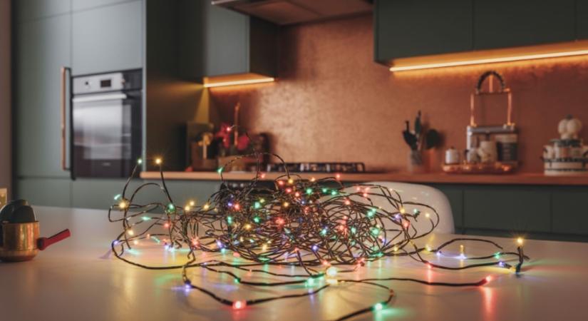 Zseniális trükk a karácsonyi fényfüzérekhez – így nem gabalyodnak össze többé