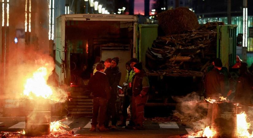 Tűz, vízágyú, feszültség: kezd elmérgesedni a brüsszeli helyzet VIDEÓ