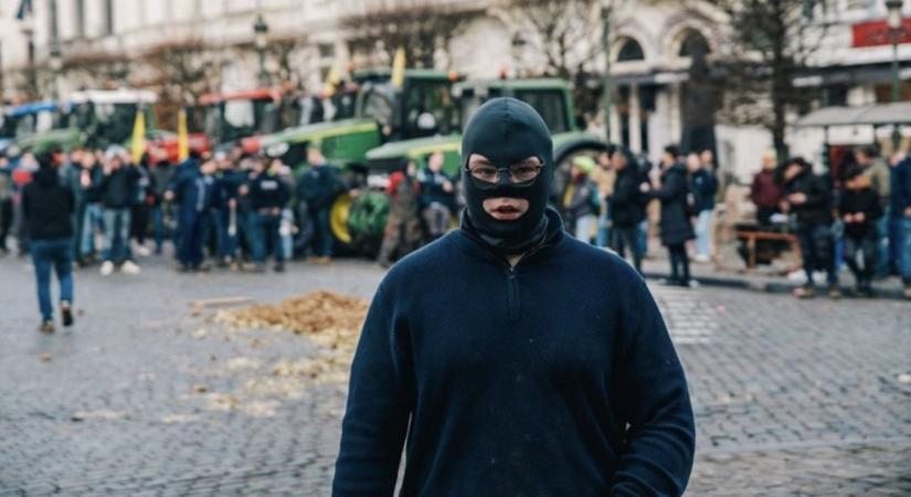 Káosz Brüsszelben, könnygázzal fullasztják a tüntető gazdákat