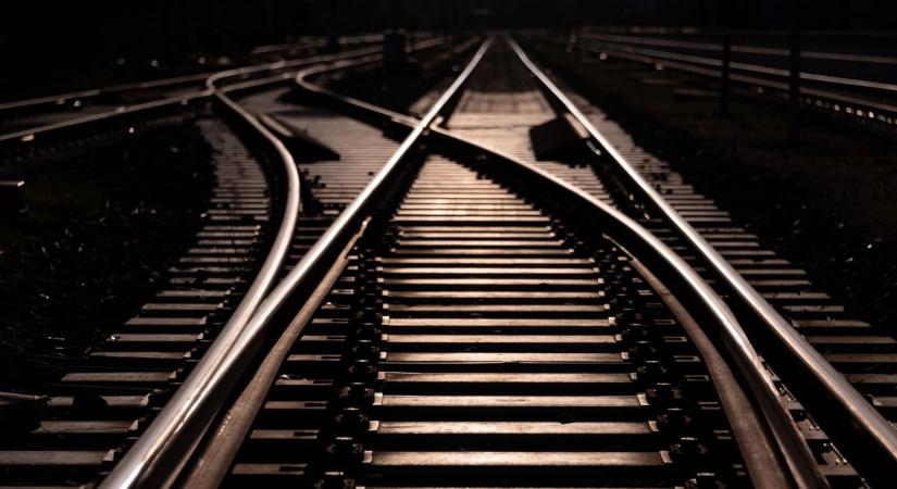Embert gázolt egy Railjet expressz az 1-es vasútvonalon