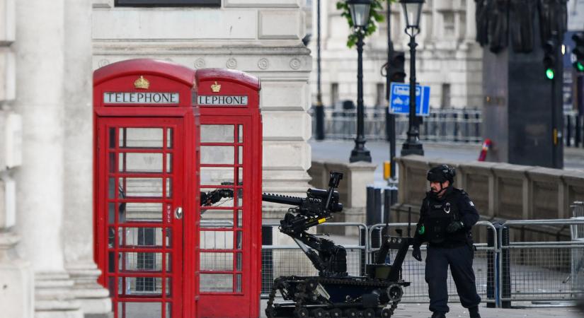 Bombahatástalanító robot vonult ki a brit parlamenthez egy gyanús csomag miatt