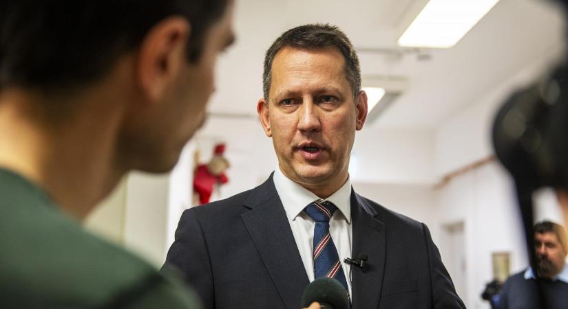 Fülöp Attila megszólalt a földön fekvő gyermeket fojtogató nevelőről készült videó ügyében