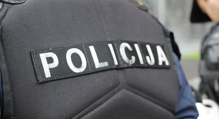 Feljelentették a tanúként beidézett rendőrt, mert fegyverrel ment a meghallgatásra