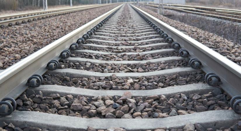 Elgázolt egy embert a vonat a Dunántúlon, 350 utast kell átszállítani mentesítő járatra