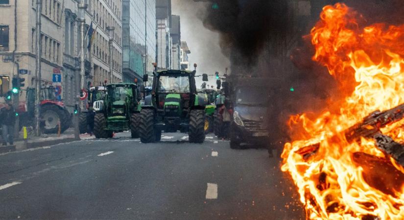 Ekkora megmozdulást az EU még nem látott: tízezer gazda ostromolja Brüsszelt