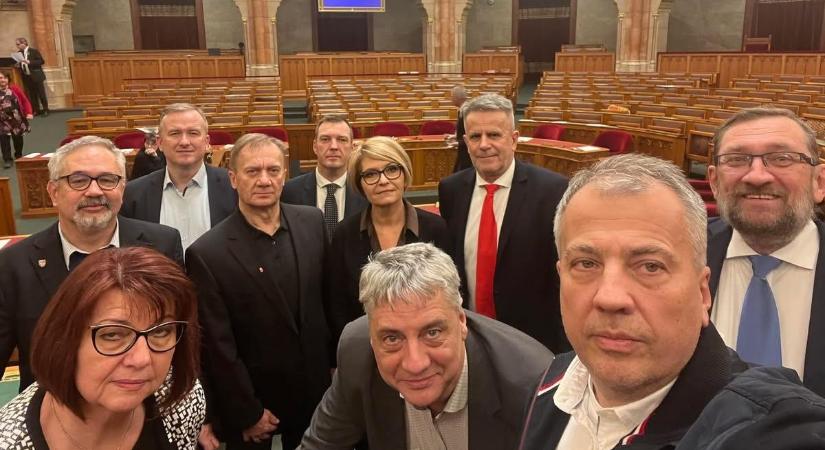Amikor éjjel kettőkor is csak a DK dolgozott a Parlamentben