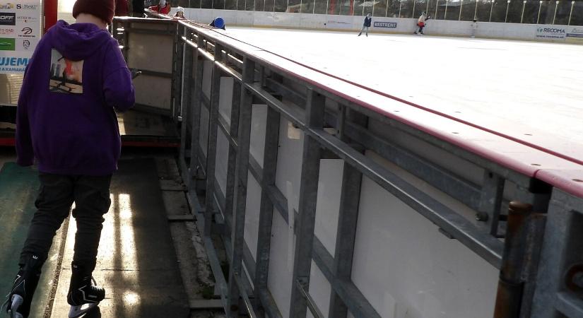 Megnyitották a vágsellyei műjégpályát – kissé emelték az árakat