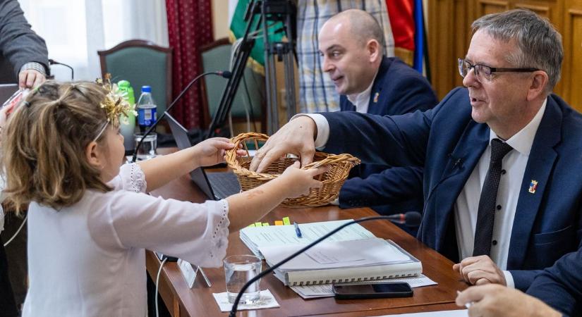 Óvodások dalai nyitották meg az év utolsó tatai testületi ülését