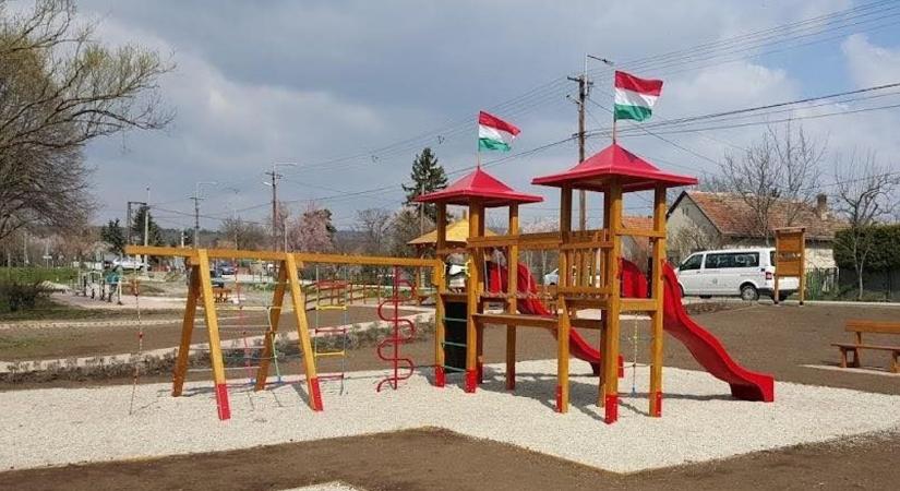 Új játékokkal bővül a falu játszótere