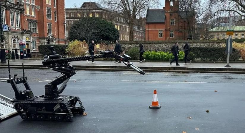 Bombariadó bénította meg a brit parlamentet – robotot is bevetettek a helyszínen