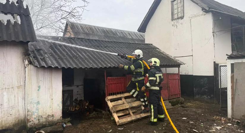Feketeardóban tűz keletkezett egy melléképületben