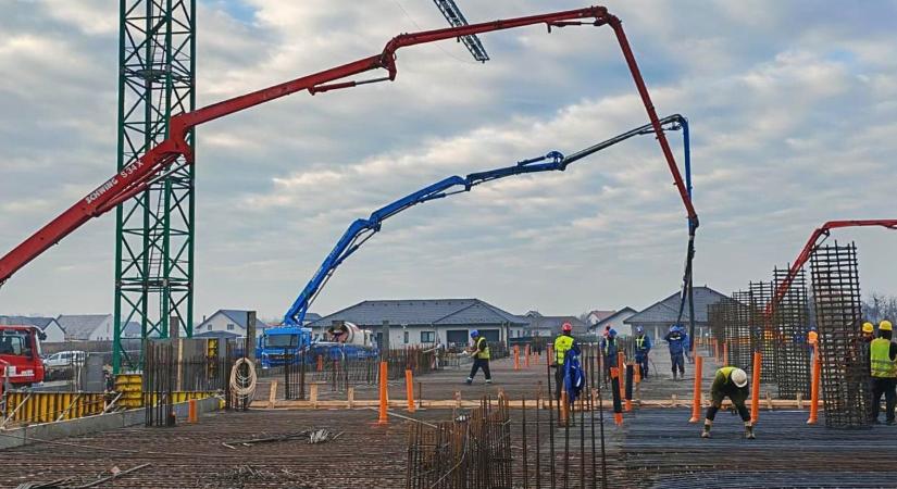 Alapozzák a jövőt: „kinőtt” a földből Sepsiszentgyörgy jégcsarnoka