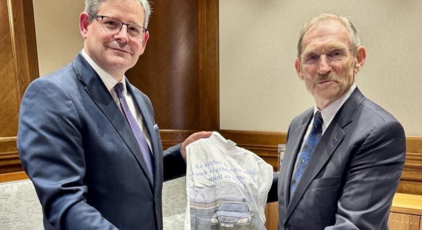 Tényleg 25 éves autóval közlekedik Pintér Sándor?