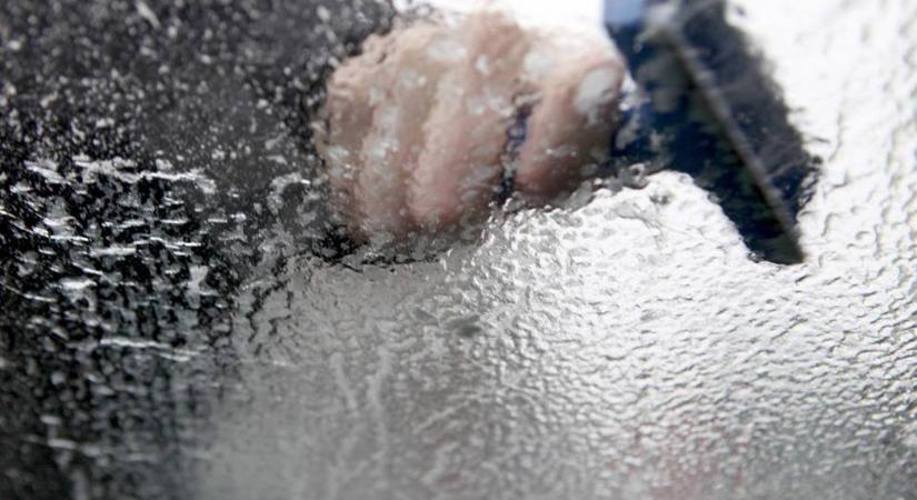 Nem tágít az ónos szitálás, erre számíts pénteken Magyarországon