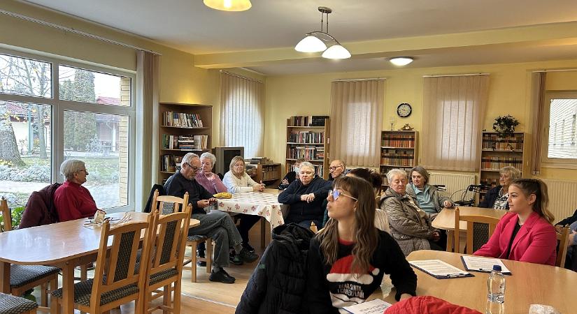 A Nyugdíjas Lakóparkban adtak műsort az Eötvös diákjai