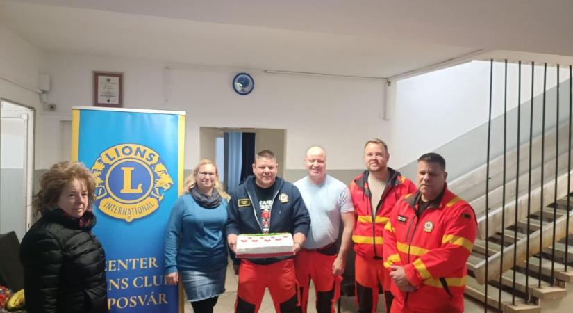 Tortával köszöntötték a kaposvári mentősöket