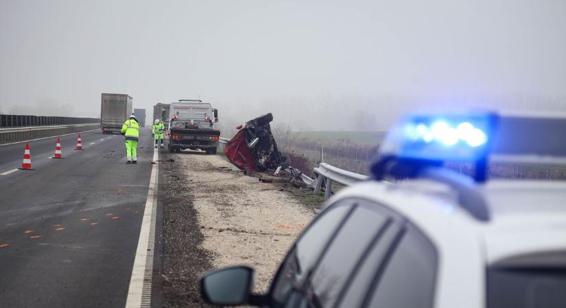 Átszakította a szalagkorlátot a fejtetőre állt autó, mindenhol roncsok hevernek az M4-esen – videóval, képgalériával