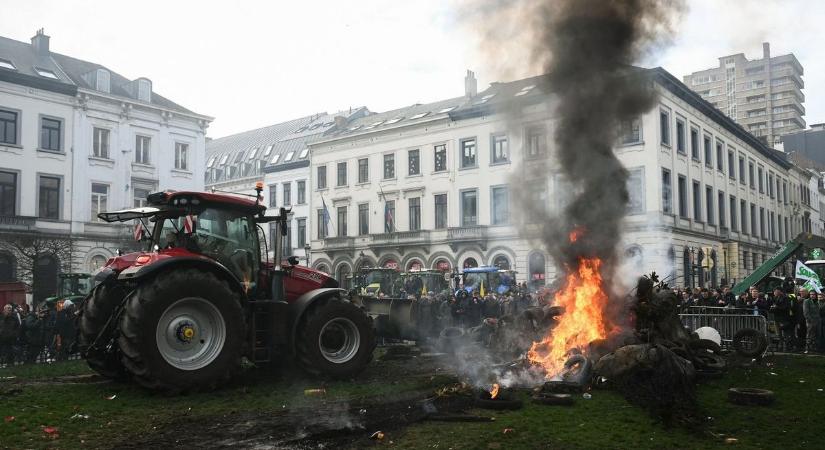 Traktorok lepték el Brüsszelt az uniós csúcs idején (videó)
