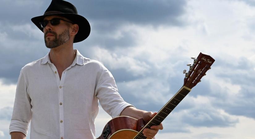 MOST ÉRKEZETT: Hushegyi János lett a komáromi Duna Menti Múzeum igazgatója – Új szerepben a The Butchers énekes gitárosa (INTERJÚ)