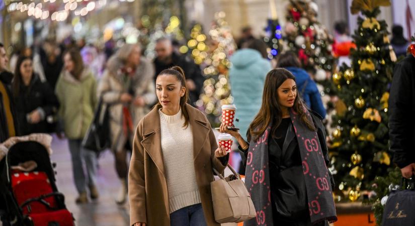 Óvatosan és keveset költenek a magyarok, a plázákban nézelődő tömeg megtévesztő képet ad