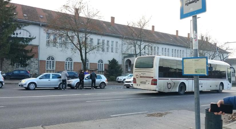 Ez a nap egyre rosszabb: újabb hármas baleset Pécsen