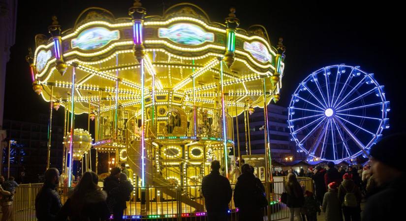 Jason Momoa felülhet a kecskeméti körhintára – fotók