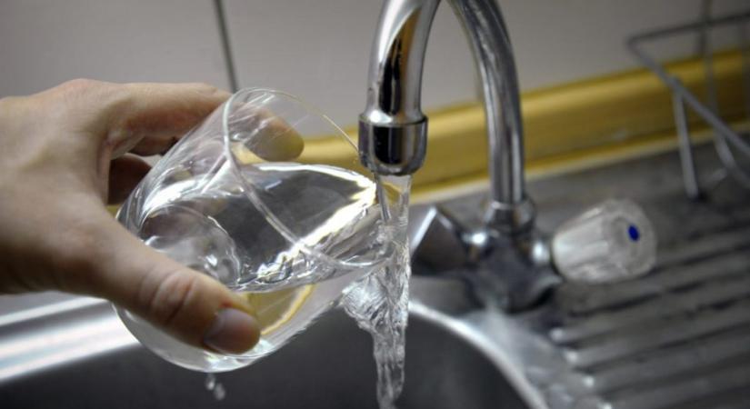 Négyszer drágább az ivóvíz, a polgármester üzenete: a boltban kevesebbet kell majd ivóvízre költeni
