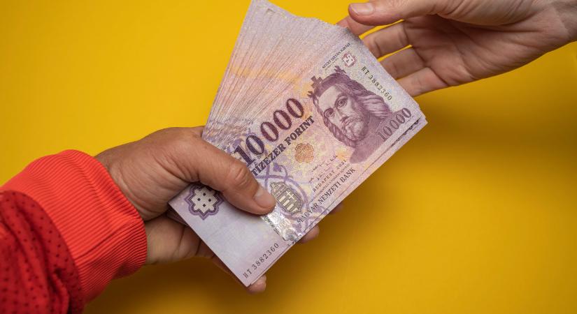2171 milliárdot osztogat el a kormány a választás előtt, ebből 1300 milliárdot fognak elkölteni az emberek az MNB szerint
