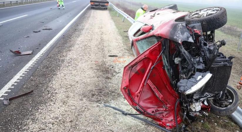Szinte semmi sem maradt az M4-es baleset után az autóból – videó, képek