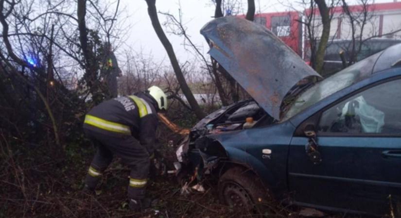 Letarolta a bozótost, majd az oldalára dőlt egy autó Zalában
