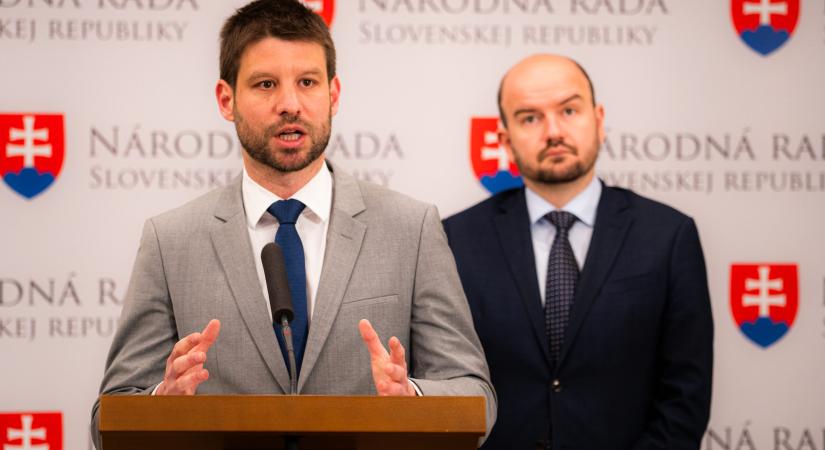 Šimečkát zavarja, hogy a bizottsági ülésen Fico magasabban ül, mint ő