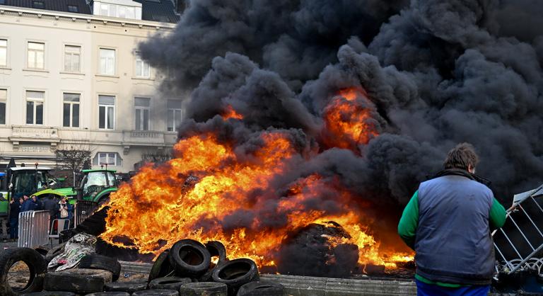 Könnygáz, hanggránát, rohadt krumpli – több ezer gazda tüntet Brüsszelben az EU–Mercosur-megállapodás ellen