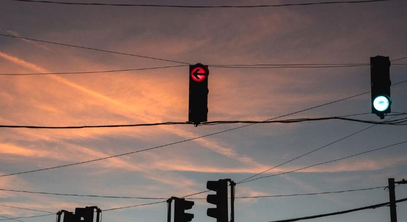 Két autó is ugyanehhez a fához ment meghalni Gyöngyösön – fotókon a lesújtó látvány