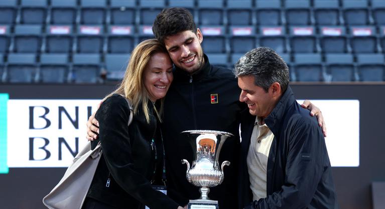 Családja befolyása alá kerülhetett a világ legjobbja, ezért rúghatta ki sikeredzőjét