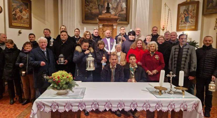 Felvidéki magyar cserkészek adták át a Betlehemi Békelángot a Komárom-Esztergom megyei Héregen