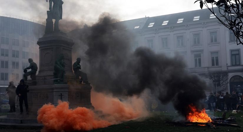 A gazdák torkig vannak a brüsszeli idióták Európa-ellenes ámokfutásával