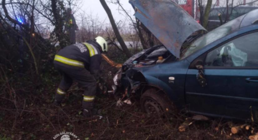 Letért az úttestről egy autó Zalasárszegnél