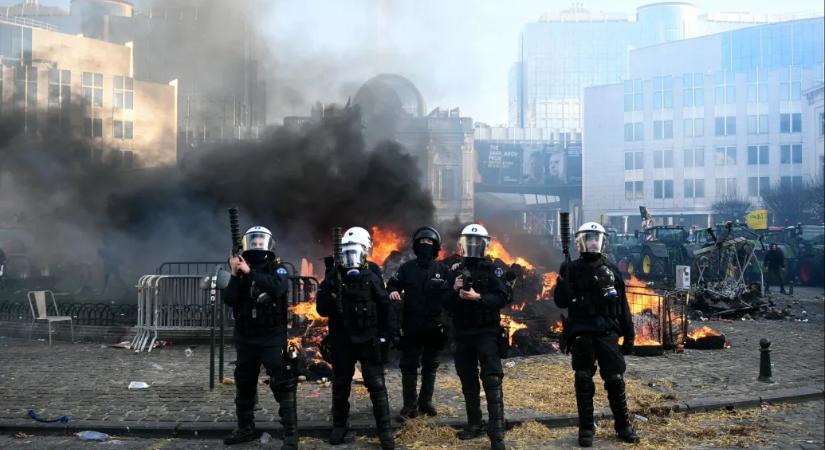 Több ezer gazda tüntet Brüsszelben, az ellenük bevetett könnygázból oldalágon Jeszenszky Zsolt is kapott