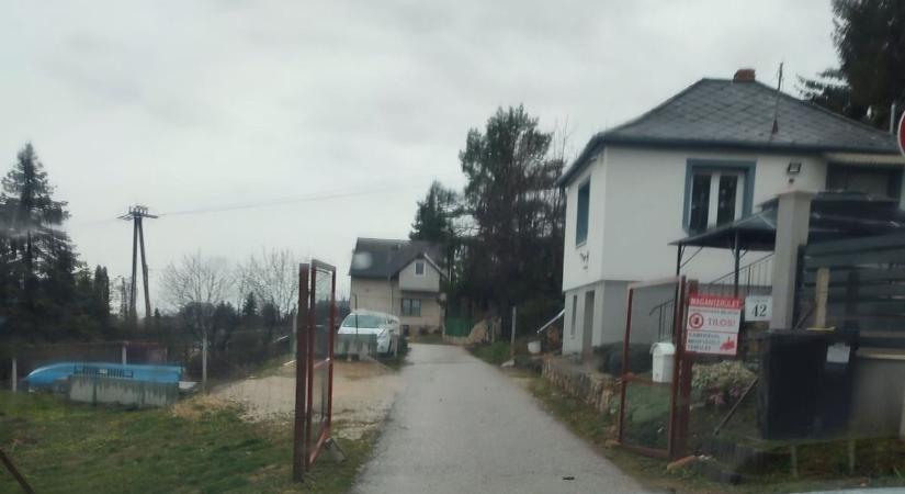 Kapuval zárták le az utcát, a helyiek egy vízmosáson át tudtak közlekedni