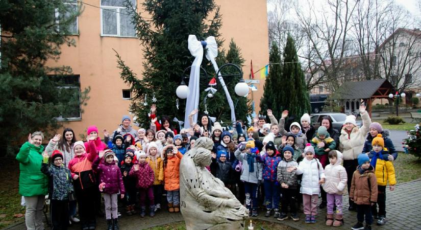 Jánosiban idén is közösen díszítették fel a község karácsonyfáját