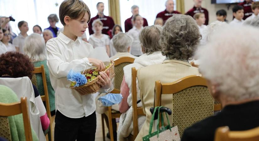 Karácsony előtt boradománnyal lepték meg az egri idősotthon lakóit
