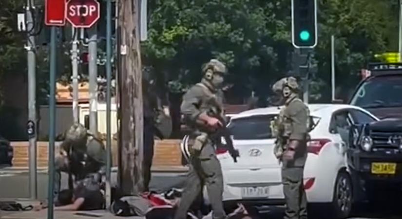 Perceken múlt az újabb merénylet? Jelöletlen rendőrautók gázolták el a Bondi Beachre tartó férfiakat – Videó