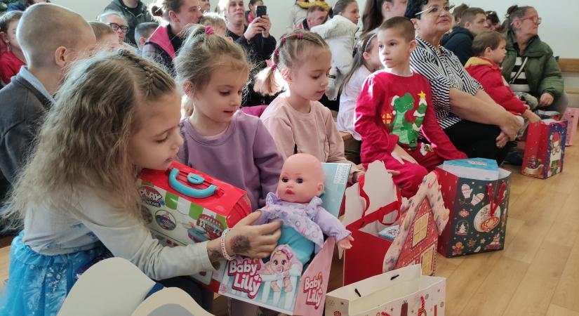 Ötvennél is több vásárhelyi kisgyerek kapott ajándékot a Mindenki Magyarországa Mozgalomtól